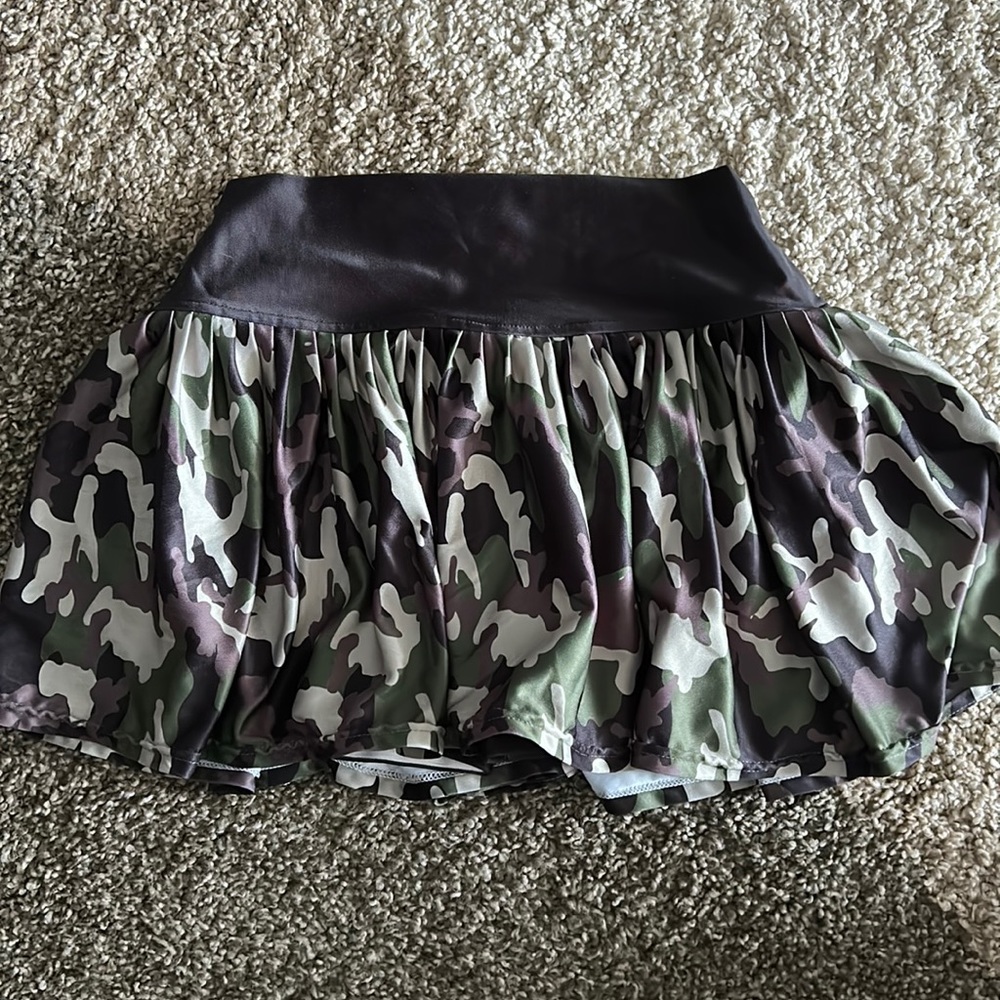 Faye and Florie camo 13” tennis/golf/paddle shorts w built in shorts. size small